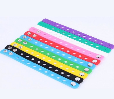 Quà tặng thể thao Silicone Vòng đeo tay có thể điều chỉnh với bùa PVC