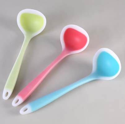 Kích thước trung bình Thực phẩm Lớp súp Spoon Công cụ nhà bếp trong màu mờ